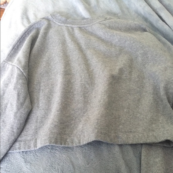 Women’s Under armor cropped crew neck - Picture 2 of 3